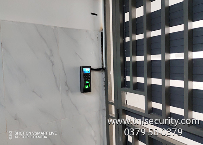 Thuc-hien-thay-khoa-van-tay-moi-nham-dap-ung-nhu-cau-su-dung-cua-chu-nha-tai-quan-7